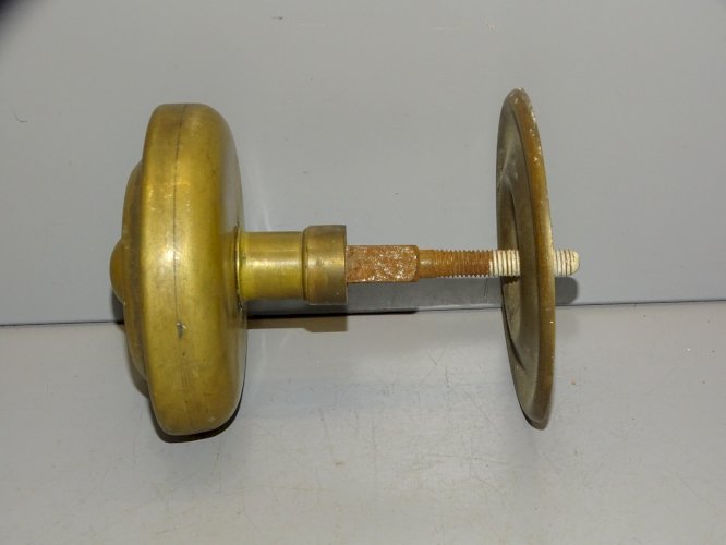 -BELLE ANCIENNE POIGNEE RONDE de PORTE en LAITON COLLECTION DECO   D