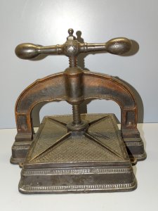 - BEAUTIFUL OLD NOTARY BOOKBINDER PRESS IN CAST IRON for HERBARIUM Decor D