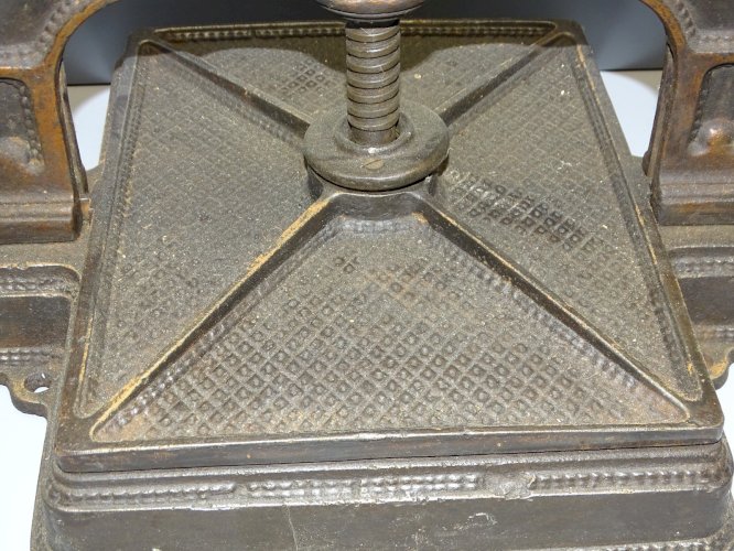 -BELLE ANCIENNE PRESSE DE RELIEUR DE NOTAIRE EN FONTE pour HERBIER  Déco   D
