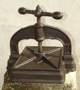 - BEAUTIFUL OLD CAST IRON BINDING PRESS & STEEL SCREW WORKING COLLECTION D