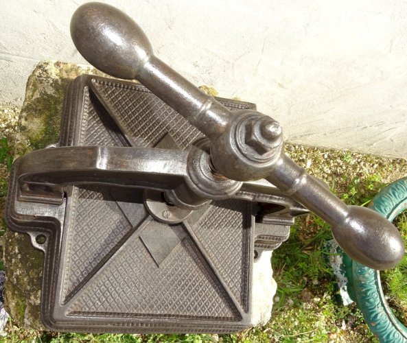 -BELLE ANCIENNE PRESSE de RELIEUR en FONTE & VIS ACIER FONCTIONNE COLLECTION  D
