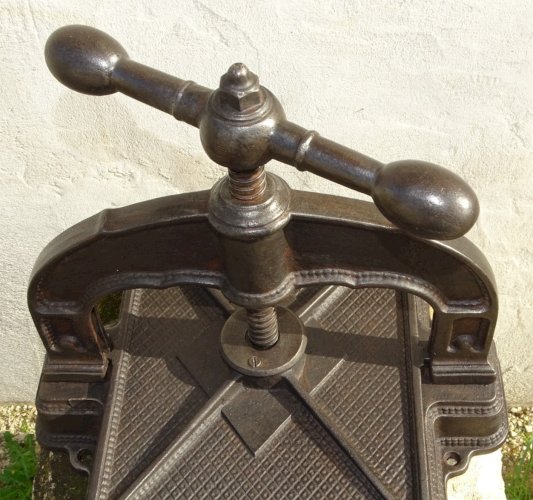 -BELLE ANCIENNE PRESSE de RELIEUR en FONTE & VIS ACIER FONCTIONNE COLLECTION  D