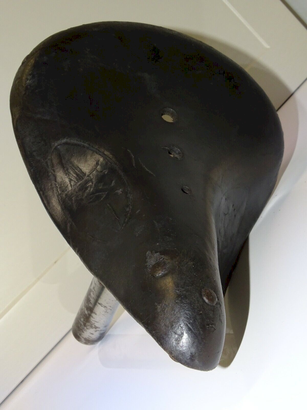 Selle De Vélo Ancienne En Cuir – Avec Potence – Fabrication Française – Taille 24
