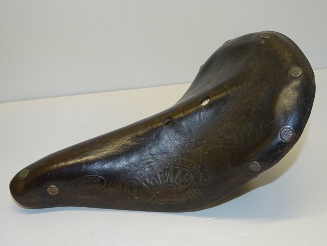 -BELLE ANCIENNE SELLE DE VELO CUIR IDEALE VINTAGE COLLECTION SPORT CYCLISME