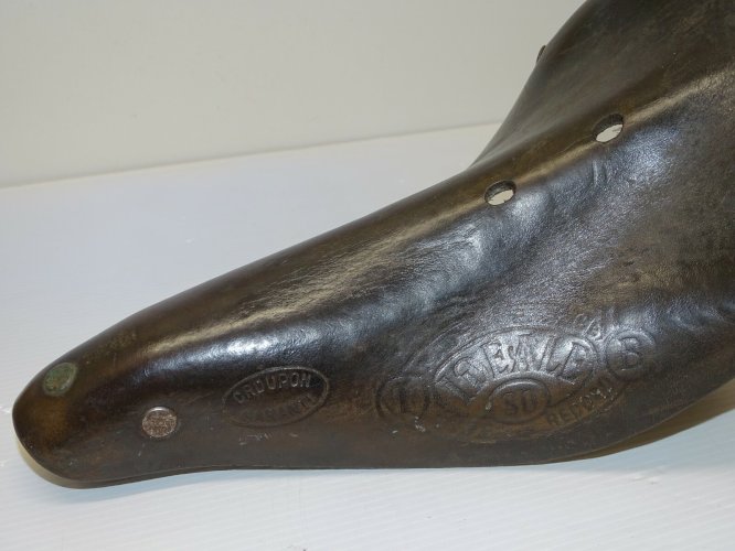 -BELLE ANCIENNE SELLE DE VELO CUIR IDEALE VINTAGE COLLECTION SPORT CYCLISME