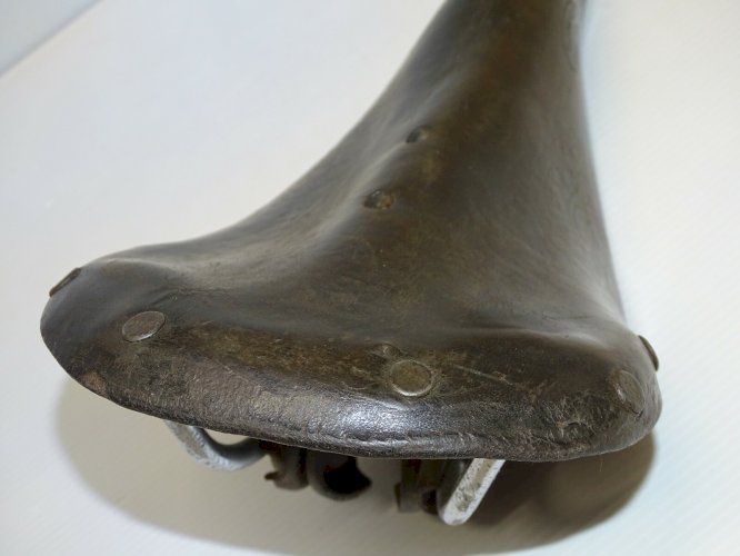 -BELLE ANCIENNE SELLE DE VELO CUIR IDEALE VINTAGE COLLECTION SPORT CYCLISME
