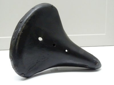 -BELLE ANCIENNE SELLE DE VELO CUIR sans marque visible COLLECTION SPORT CYCLISME