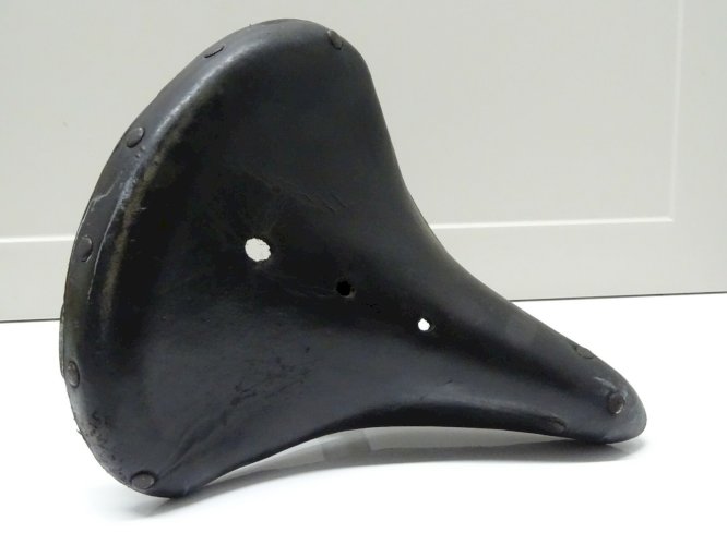 -BELLE ANCIENNE SELLE DE VELO CUIR sans marque visible COLLECTION SPORT CYCLISME