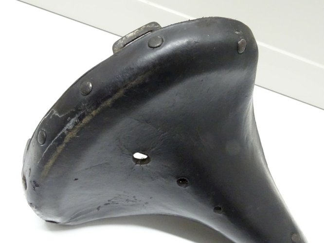 -BELLE ANCIENNE SELLE DE VELO CUIR sans marque visible COLLECTION SPORT CYCLISME