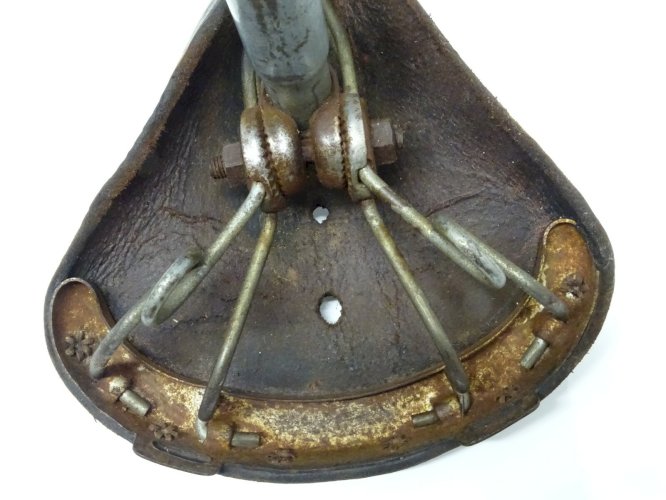 -BELLE ANCIENNE SELLE DE VELO CUIR sans marque visible COLLECTION SPORT CYCLISME