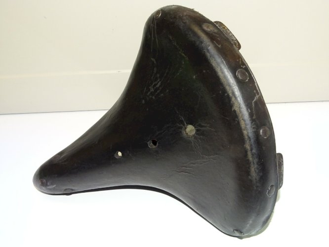 -BELLE ANCIENNE SELLE DE VELO CUIR sans marque visible COLLECTION SPORT CYCLISME