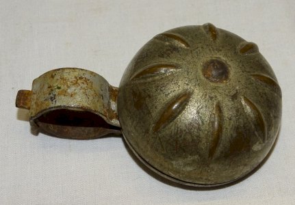 -BEAUTIFUL OLD VINTAGE BICYCLE BELL in METAL with a Domed shape and Grooved patterns D