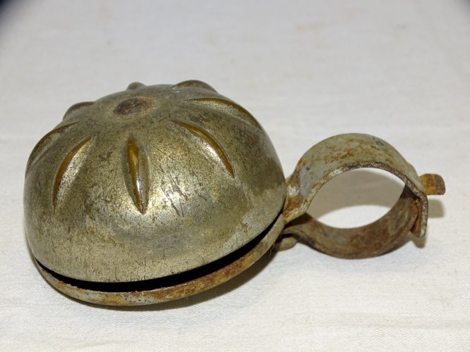 -BELLE ANCIENNE SONNETTE de VELO VINTAGE en METAL forme Bombée motifs Cannelés D