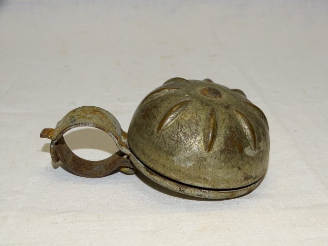 -BELLE ANCIENNE SONNETTE de VELO VINTAGE en METAL forme Bombée motifs Cannelés D