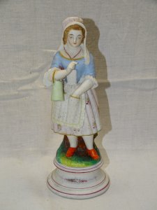 -BELLE ANCIENNE  STATUETTE BISCUIT PEINT JEUNE FERMIERE AU POT A LAIT     D