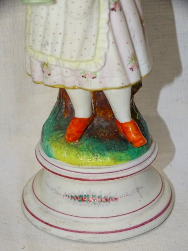 -BELLE ANCIENNE  STATUETTE BISCUIT PEINT JEUNE FERMIERE AU POT A LAIT     D