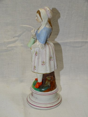 -BELLE ANCIENNE  STATUETTE BISCUIT PEINT JEUNE FERMIERE AU POT A LAIT     D