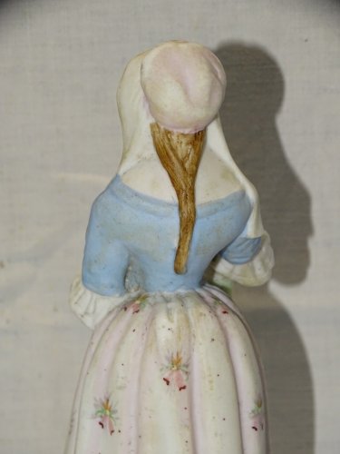 -BELLE ANCIENNE  STATUETTE BISCUIT PEINT JEUNE FERMIERE AU POT A LAIT     D