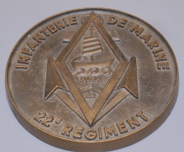 -BELLE ANCIENNE TAPE de BOUCHE BRONZE INFANTERIE de MARINE 22e Régiment   D