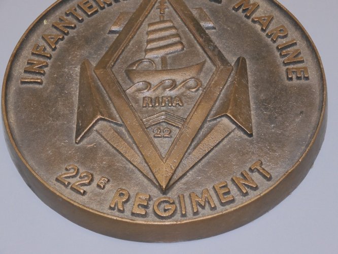 -BELLE ANCIENNE TAPE de BOUCHE BRONZE INFANTERIE de MARINE 22e Régiment   D