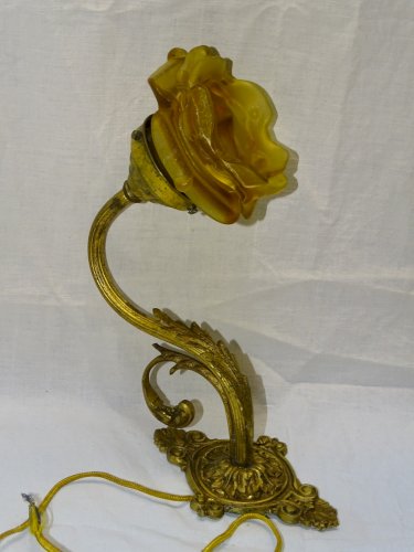 -BELLE APPLIQUE FLEUR ROSE EN VERRE COULEUR MARRON CLAIR MONTURE BRONZE/LAITON D