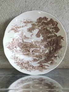 belle assiette à decor de chateau collaboration gien et wedgwood en bon etat