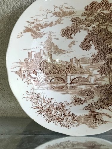 belle assiette à decor de chateau collaboration gien et wedgwood en bon etat