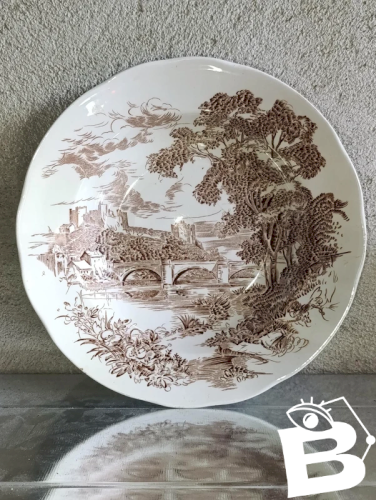 belle assiette à decor de chateau collaboration gien et wedgwood en bon etat