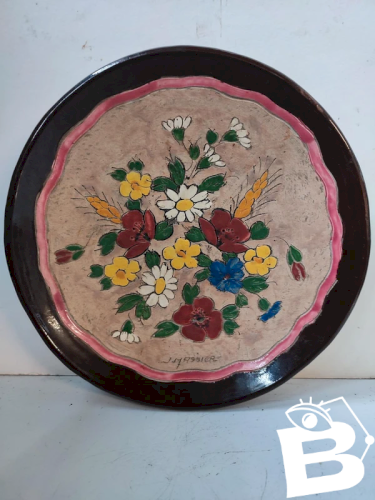 Belle assiette à decor floral signé J. Massier en bon etat