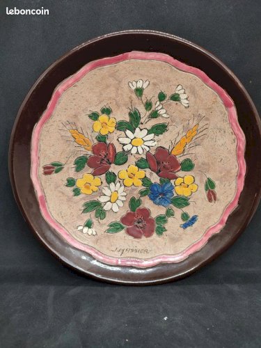 Belle assiette à decor floral signé J. Massier en bon etat