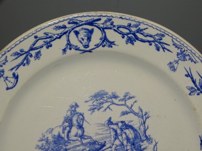 -BELLE ASSIETTE CERAMIQUE GIEN AVEC MARQUE de 1860 CHASSE à COUR SANGLIER  D