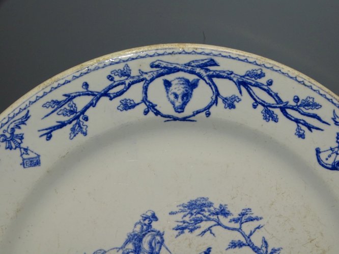 -BELLE ASSIETTE CERAMIQUE GIEN AVEC MARQUE de 1860 CHASSE à COUR SANGLIER   D