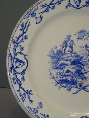 -BELLE ASSIETTE CERAMIQUE GIEN AVEC MARQUE de 1860 CHASSE à COUR SANGLIER  D