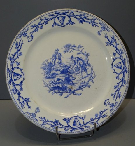 -BELLE ASSIETTE CERAMIQUE GIEN AVEC MARQUE de 1860 CHASSE à COUR SANGLIER  D