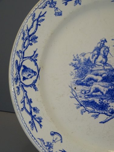 -BELLE ASSIETTE CERAMIQUE GIEN AVEC MARQUE de 1860 CHASSE à COUR SANGLIER   D