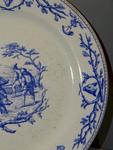 -BELLE ASSIETTE CERAMIQUE GIEN AVEC MARQUE de 1860 CHASSE à COUR SANGLIER   D