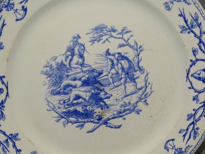 -BELLE ASSIETTE CERAMIQUE GIEN AVEC MARQUE de 1860 CHASSE à COUR SANGLIER  D