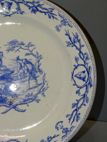 -BELLE ASSIETTE CERAMIQUE GIEN AVEC MARQUE de 1860 CHASSE à COUR SANGLIER  D