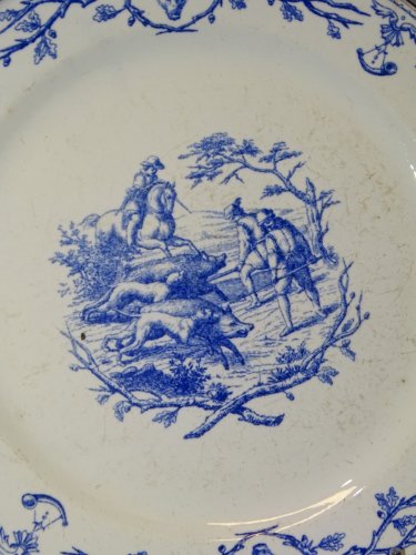 -BELLE ASSIETTE CERAMIQUE GIEN AVEC MARQUE de 1860 CHASSE à COUR SANGLIER   D