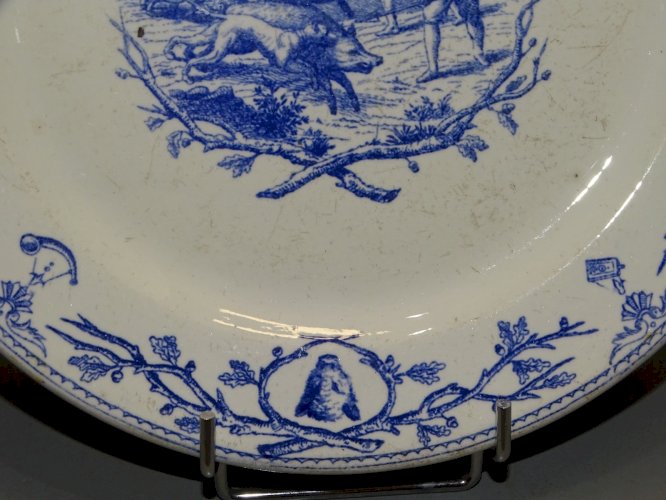 -BELLE ASSIETTE CERAMIQUE GIEN AVEC MARQUE de 1860 CHASSE à COUR SANGLIER   D