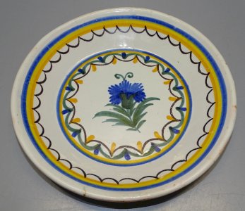 - BEAUTIFUL CERAMIC PLATE 19TH/20TH CENTURY WITH A BLUE FLOWER IN THE CENTER DECORATIVE COLLECTION D