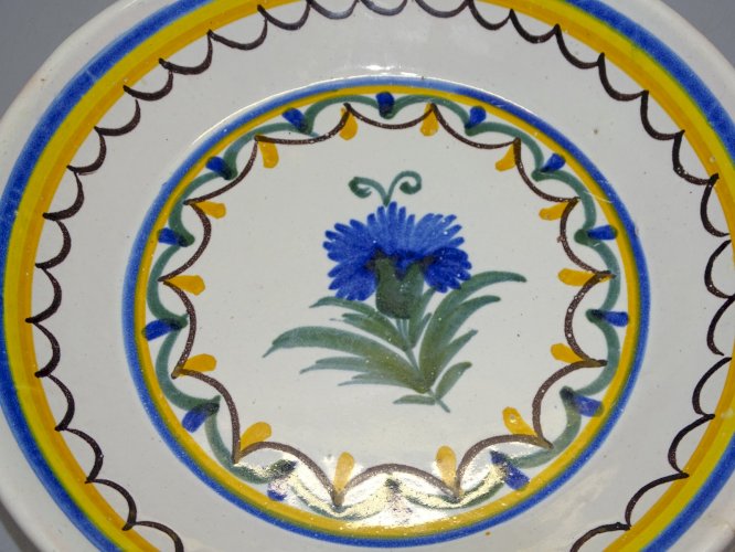 -BELLE ASSIETTE CERAMIQUE XIX/XXe UNE FLEUR BLEUE AU CENTRE COLLECTION DECO  D