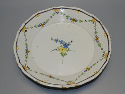 - BEAUTIFUL 18TH CENTURY CERAMIC PLATE WITH FLOWER GARLAND ON THE RIM COLLECTION D