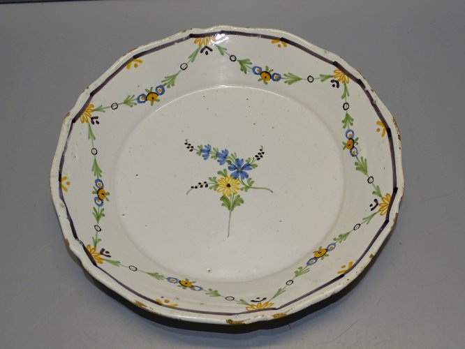 -BELLE ASSIETTE CERAMIQUE XVIIIe GUIRLANDE DE FLEURS SUR L'AILE COLLECTION   D