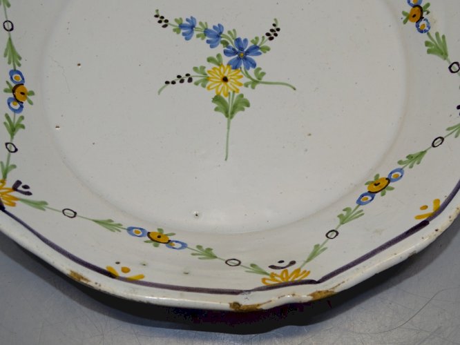 -BELLE ASSIETTE CERAMIQUE XVIIIe GUIRLANDE DE FLEURS SUR L'AILE COLLECTION   D