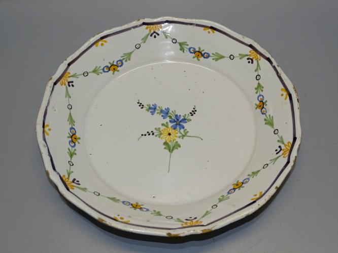 -BELLE ASSIETTE CERAMIQUE XVIIIe GUIRLANDE DE FLEURS SUR L'AILE COLLECTION   D