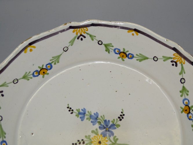 -BELLE ASSIETTE CERAMIQUE XVIIIe GUIRLANDE DE FLEURS SUR L'AILE COLLECTION   D