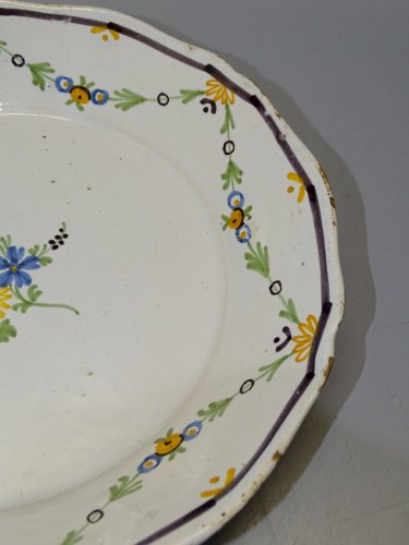 -BELLE ASSIETTE CERAMIQUE XVIIIe GUIRLANDE DE FLEURS SUR L'AILE COLLECTION   D