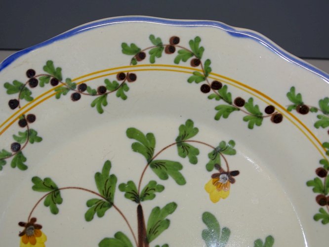 -BELLE ASSIETTE CERAMIQUE XXe AVEC 2 OISEAUX JAUNES/BLEUS sur une PANIERE  D