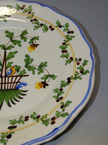 -BELLE ASSIETTE CERAMIQUE XXe AVEC 2 OISEAUX JAUNES/BLEUS sur une PANIERE  D